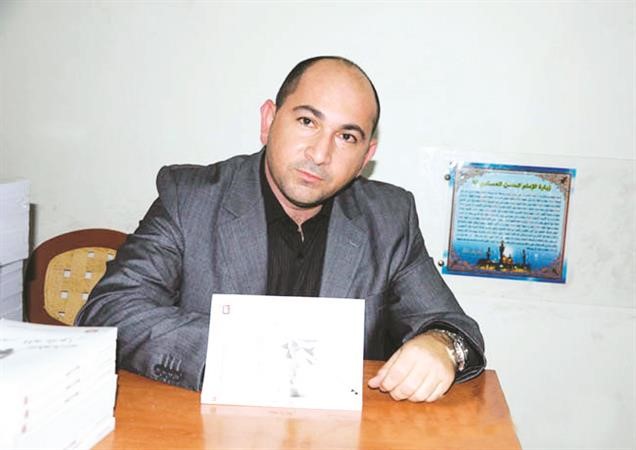 نضال محمد الحاج علي اثناء توقيع الكتاب﻿