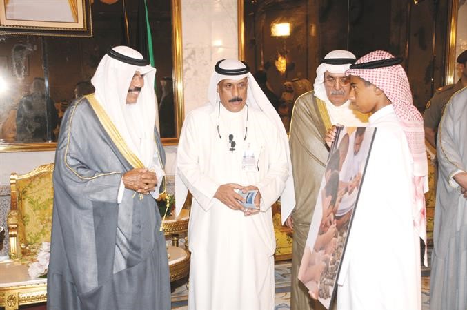 سمو نائب الامير الشيخ نواف الاحمد يطلع على صورة تذكارية لاحدى فعاليات رحلة الغوص