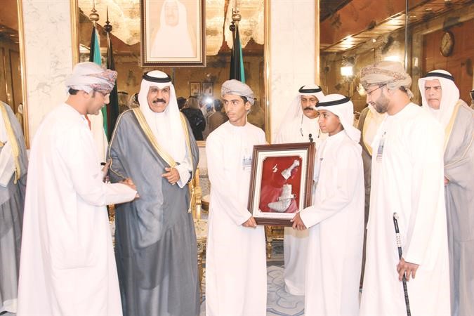 هدية تذكارية لسمو نائب الامير من الفريق العماني للغوص