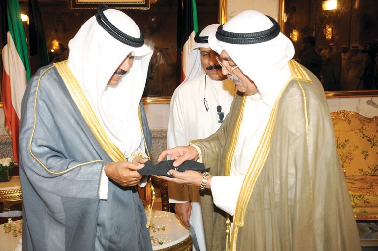 سمو نائب الامير وولي العهد الشيخ نواف الاحمد يتسلم حصيلة رحلة الغوص 25 من فهد الفهد