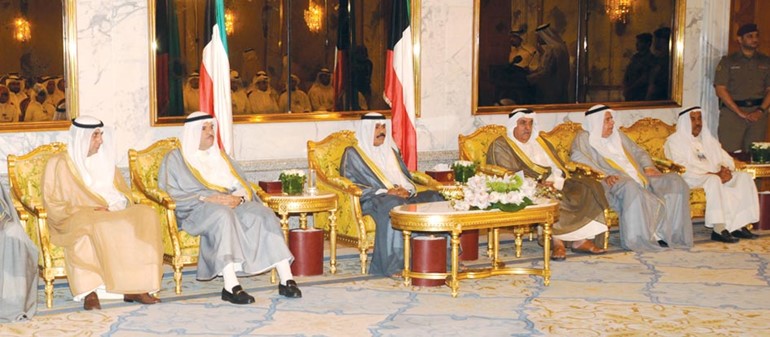 سمو نائب الامير وولي العهد الشيخ نواف الاحمد متوسطا الشيخ سلمان الحمود وفيصل الجزاف وفهد الفهد ود عادل الطبطبائي والنوخذة خليفة الراشد