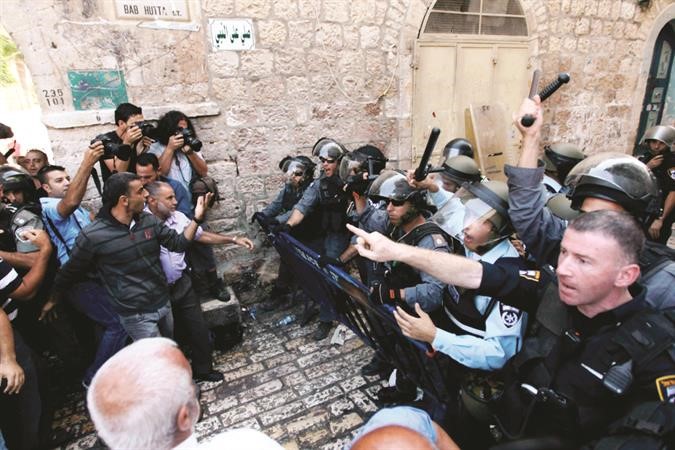  قوات الاحتلال تمنع مصلين فلسطينيين من دخول المسجد الاقصى امس رويترز
