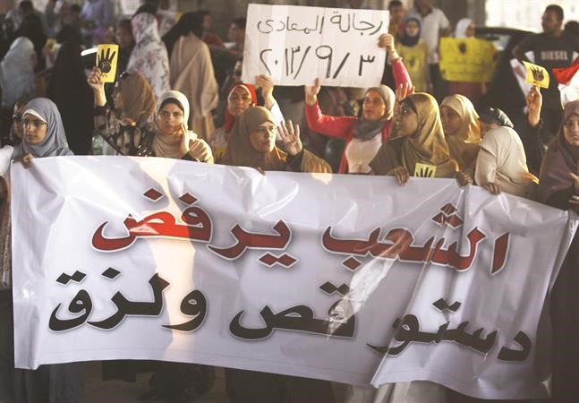 انصار الرئيس المعزول دمحمد مرسي يتظاهرون احتجاجا بعد شهرين من عزله في المعادي بالقاهرة اول من امسرويترز