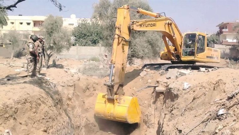 الية تابعة للجيش المصري خلال هدم احد الانفاق بين سيناء وغزة امس الاول افپ
