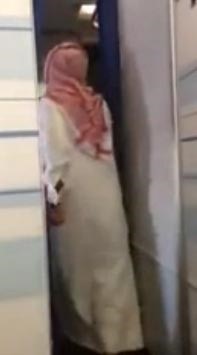 بالفيديو.. مسافر غاضب يقتحم مطبخ إحدى طائرات "السعودية" محتجاً على عدم تقديم الماء والعصير