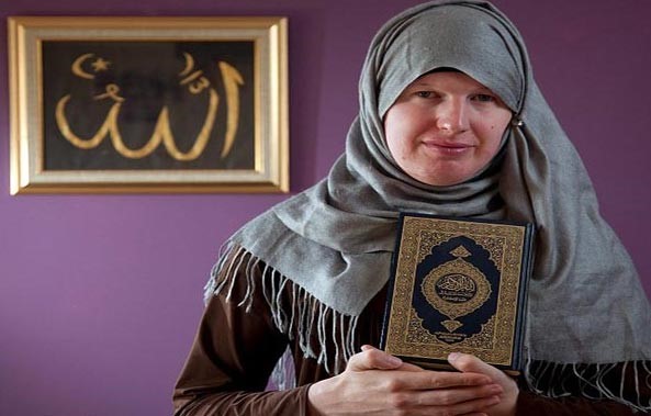 صورة : جندي بريطاني يتحول إلى سيدة مسلمة متحجبة ويتزوج!