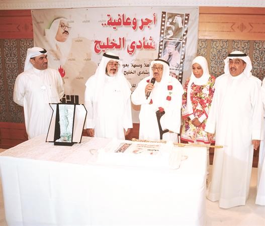 ويتوسط الزملاء عدنان الراشد ويوسف عبدالرحمن ونوف العياضي ومفرح الشمري في حفل الانباء﻿