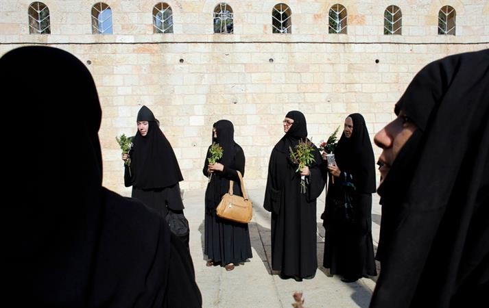 راهبات ارثوذكسيات خلال ممارسة احد الطقوس في القدس المحتلة امس رويترز 