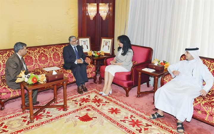 الشيخة اعتماد الخالد خلال استقبالها السفير الهندي﻿