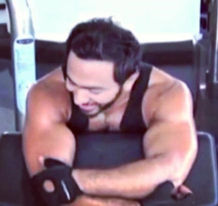بالصور.. تامر حسني يستعرض عضلاته من جديد