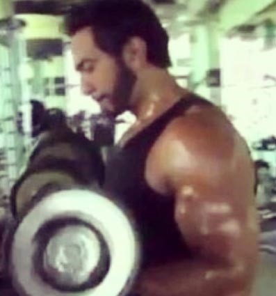 بالصور.. تامر حسني يستعرض عضلاته من جديد