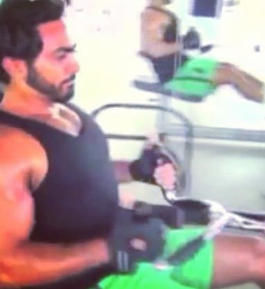 بالصور.. تامر حسني يستعرض عضلاته من جديد