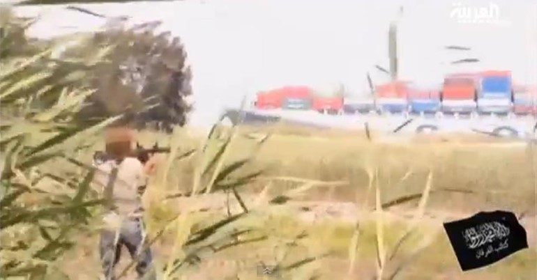 مقطع فيديو لرجلين يطلقان قذائف على سفينة في قناة السويس