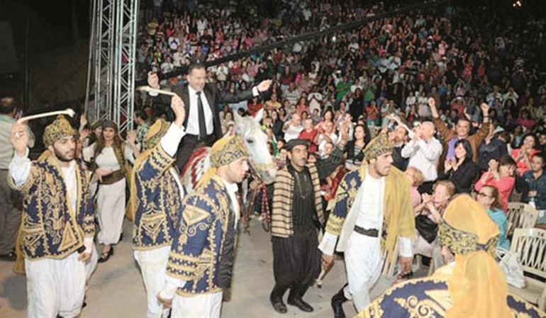 نقولا اثناء اقتحامه المسرح 