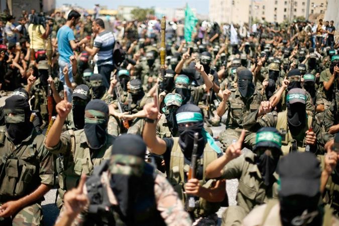 مسلحون من فصائل المقاومة الفلسطينية خلال تظاهرهم ضد مفاوضات السلام مع اسرائيل في غزة امس	رويترز ﻿
