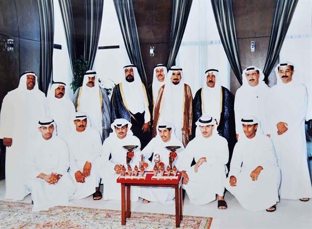 الامير الراحل الشيخ جابر الاحمد والراحل الشيخ فهد الاحمد خلال استقبال فريق المبارزة