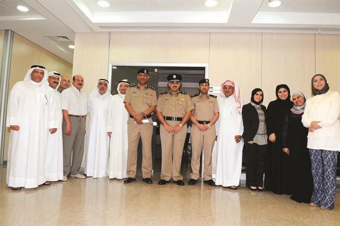 علي مراد والعاملون في ادارة الانتخابات في صورة تذكارية على هامش انتهاء عملية تسجيل المرشحين قاسم باشا
