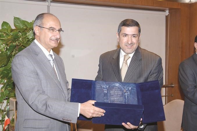 درع تكريمية للسفير الحمد﻿
