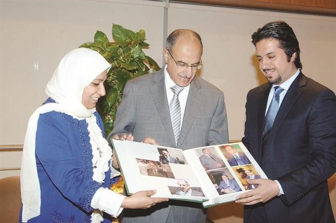 منى ششتر تقدم البوم صور للسفير الحمد﻿