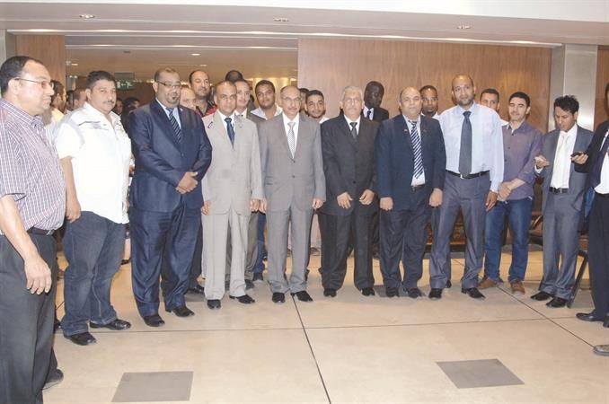 السفير الحمد متوسطا عددا من الحضور في حفل التكريم﻿