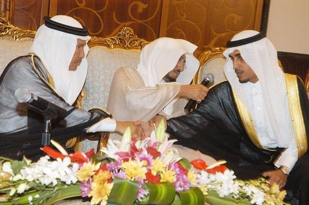 بالصور.. محمد عبده يحتفل بزفاف ابنته على العمودي