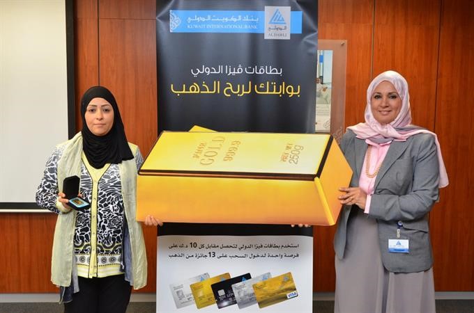 انتصار السويدي تسلم الجائزة الى عبير الاربش