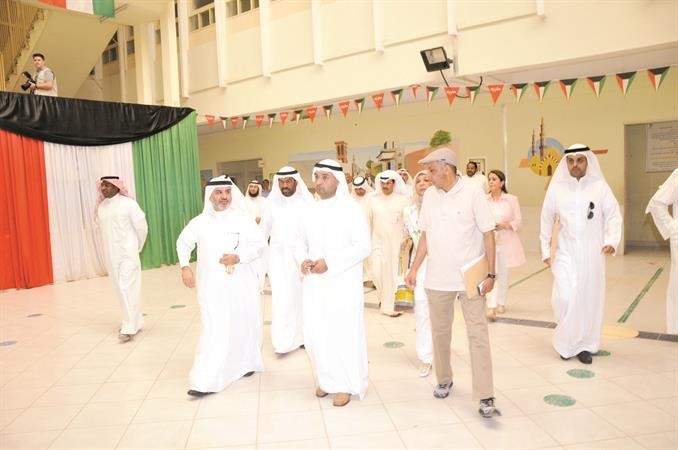 دنايف الحجرف وقيادات التربية خلال جولة على مدارس التربية الخاصة 	محمد خلوصي﻿