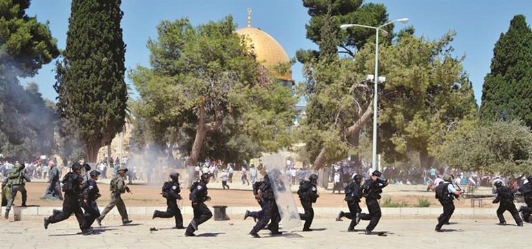  قوات الاحتلالخلال تعقبها المصلين الفلسطينيين بباحة المسجد الاقصى امس الاول 	اب﻿