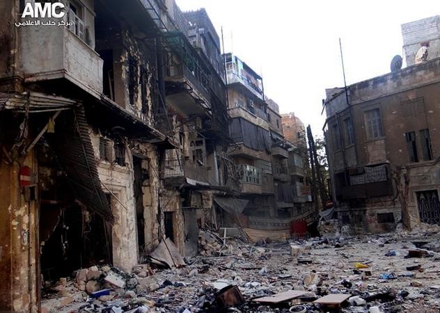 الدمار الذي لحق باحد شوارع مدينة حلب امس الاول اپ