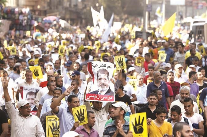 انصار الرئيس المعزول محمد مرسي خلال تظاهراتهم في القاهرة امس الاول افپ