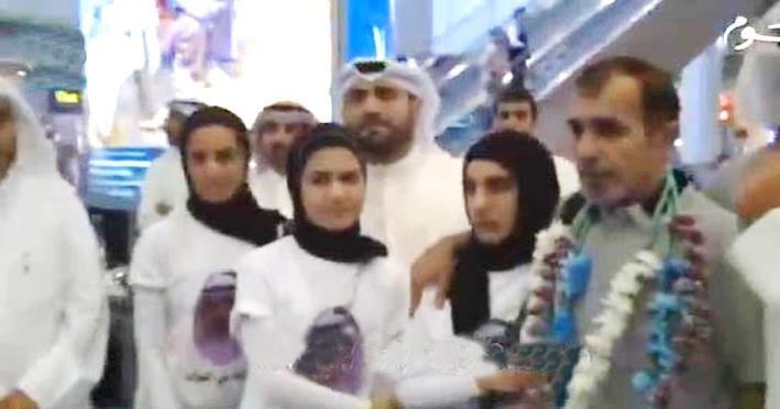 الكندري محاطا بالورود ومستقبليه﻿