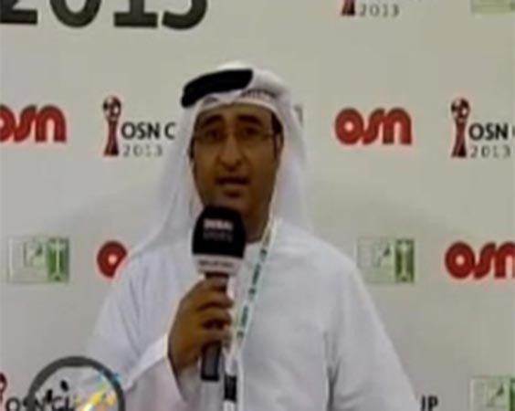 بالفيديو.. كرة طائشة تصيب مراسل قناة «دبي الرياضية» أثناء تغطية على الهواء 
