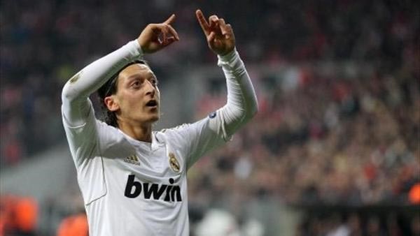 نزوات أوزيل النسائية خلف رحيله عن مدريد
