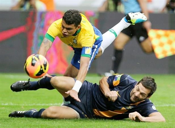 دخول قوي على لاعب البرازيل تياغو سيلفا رويترز