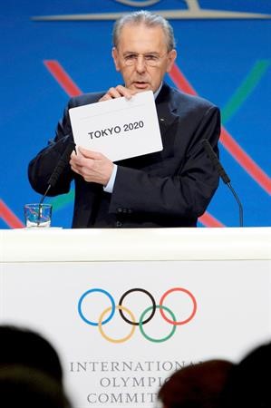 رئيس اللجنة الاولمبية الدولية جاك روغ لحظة الاعلان عن المدينة المستضيفة لاولمبياد 2020 رويترز