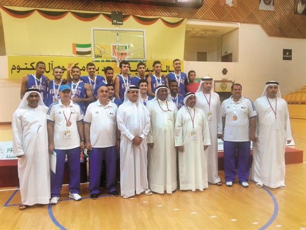 اللاعبون مع مسؤولي منتخبنا ورئيس اﻻتحاد الاماراتي اسماعيل القرقاوي 