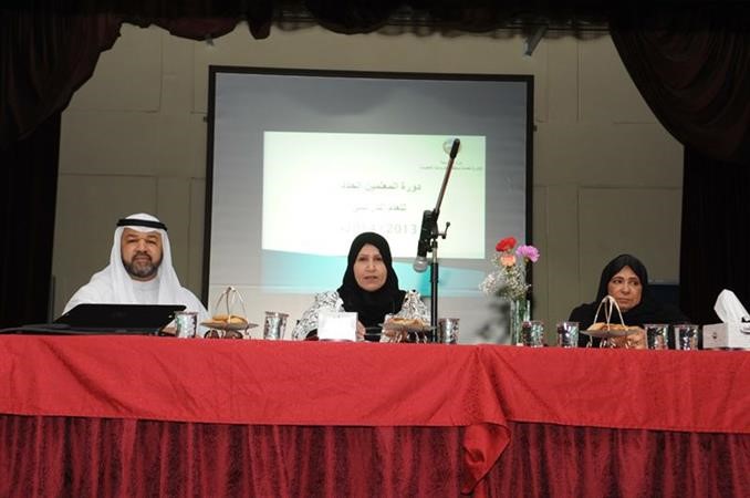 بدرية الخالدي ومسؤولو المنطقة خلال اللقاء