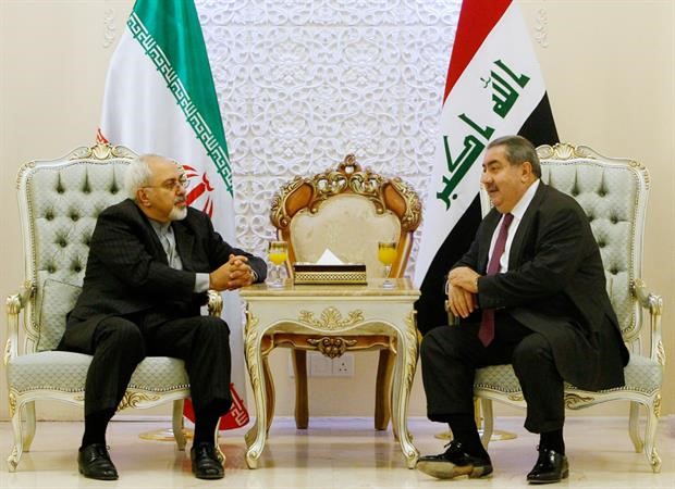 وزير الخارجية العراقي هوشيار زيباري خلال محادثاته مع نظيره الايراني محمد جواد ظريف في بغداد امس رويترز 