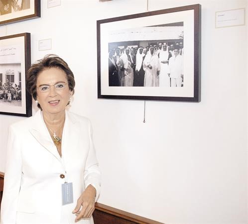 ميرنا البستاني امام صور لوالدها اميل مع الشيخ عبد الله جابر الصباح﻿