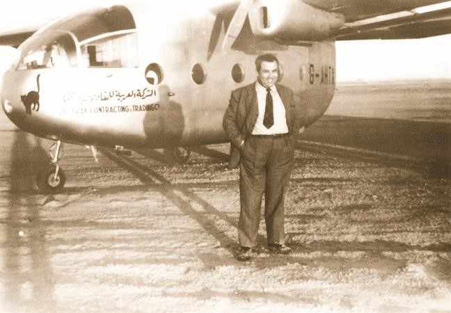 الراحل اميل البستاني امام طائرته الخاصة ﻿