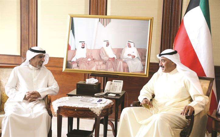 الشيخ صباح الخالد مستقبلا المواطن احمد الكندري﻿