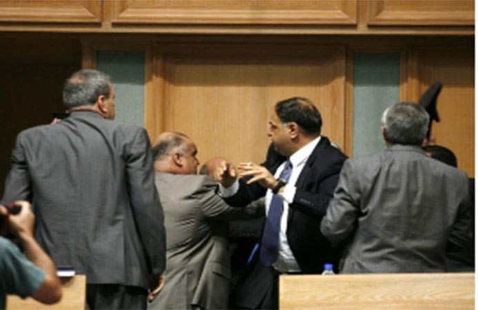 بالفيديو.. عراك وشتائم وتلويح بالأحذية في مجلس النواب الأردني
