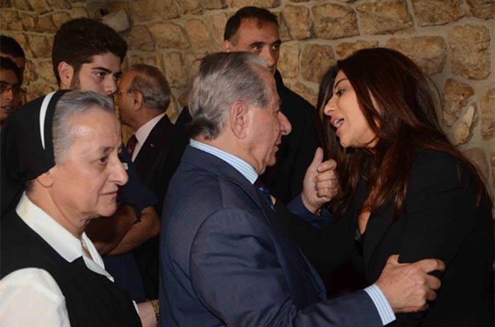 بالصور.. كبار نجوم الفن يعزون نجوى كرم بوفاة والدها