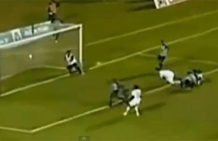 بالفيديو.. «مدلك» برازيلي ينقذ فريقه من هدف محقق