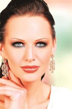 تألقي كزهرة مشرقة في يوم زفافك مع خبيرة التجميل اللبنانية نونا
