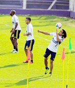 فالكاو يداعب الكرة براسه في تدريبات كولومبيا رويترز