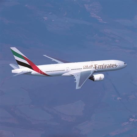 تشغل طيران الامارات طائرة بوينغ 777-200ER بتوزيع الدرجات الثلاث لخدمة العاصمة الليبية