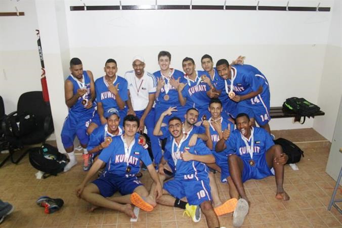 لاعبو منتخب شباب السلة يحتفلون بالميداليات البرونزية﻿