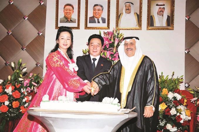 السفير محمد المجرن الرومي والسفير الكوري سو تشانغ سيك وحرمه اثناء تقطيع كيكة الاحتفال﻿