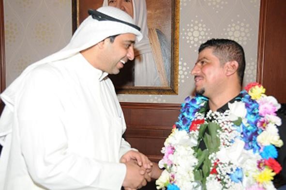 الشيخ محمد العبدالله مستقبلا الرقيب اطفائي عمار عاشور في المطار﻿